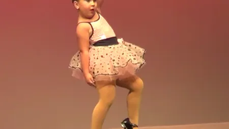 O fetiţă de 6 ani face un SHOW de zile mari la serbare VIDEO