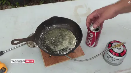 Nu încercaţi asta acasă! Ce se mai poate face cu Coca Cola. VIDEO