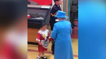 Fetiţă lovită de un militar, după ce a salutat-o Regina Marii Britanii VIDEO