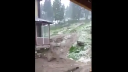 Rupere de nori, turişti blocaţi în cabane VIDEO