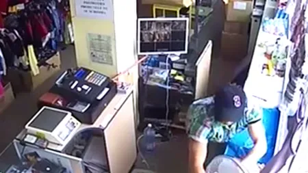 Hoţ de telefoane, surprins în acţiune într-un magazin din Cluj VIDEO
