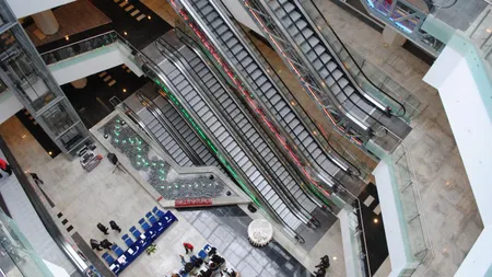 SCENE EXPLICITE în baia unui MALL din Botoşani. S-a terminat şmecheria când a venit JANDARMERIA