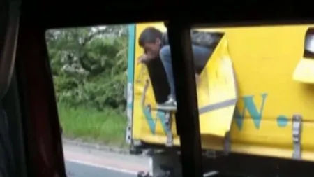 Opt români, ajunşi ilegal în Marea Britanie, evadează dintr-un TIR şi fug într-o pădure VIDEO