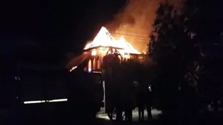 Incendiu DEVASTATOR în Suceava. Două gospodării s-au făcut scrum