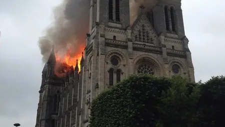Incendiu în Franţa. O catedrală a luat foc din cauza unor muncitori