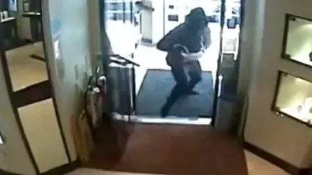 Jaf spectaculos în Anglia: Patru bărbaţi înarmaţi şi mascaţi au luat cu asalt un magazin de lux VIDEO