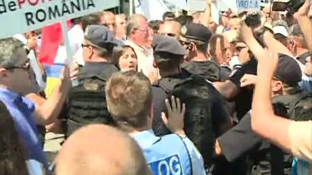 Scene violente în Piaţa Victoriei. Lideri PMP s-au îmbrâncit cu jandarmii la un protest anti-Ponta