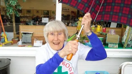 O scoţiancă de 89 de ani sare cu paraşuta pentru a ajuta copiii nevoiaşi din România