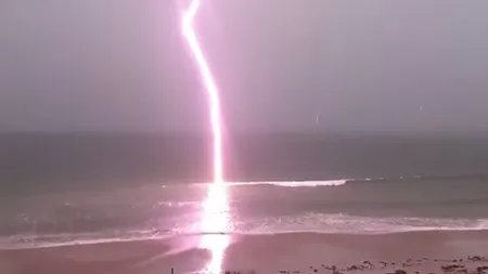 Imagini filmate cu încetinitorul: Cum loveşte un fulger plaja. VIDEO