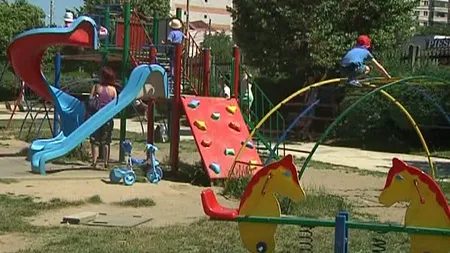 Cel mai mare loc de joacă din Galaţi este un focar de infecţie. Şobolanii mişună printre copii VIDEO