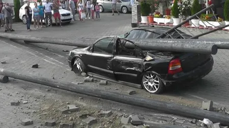 Un TIR încărcat cu fier a rămas fără frâne şi a provocat un DEZASTRU în ZALĂU. FOTO