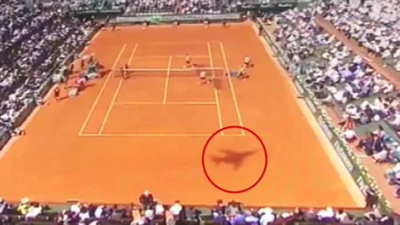 ROLAND GARROS 2015, enigmă dezlegată. A fost desluşit MISTERUL avionului care zboară cu spatele VIDEO