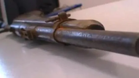 Moarte suspectă în judeţul Bacău. Bărbat găsit împuşcat în piept