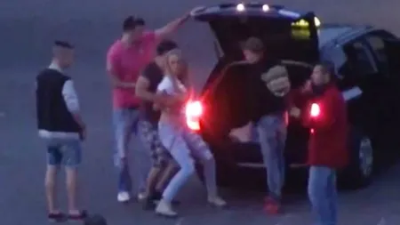 Momentul şocant când o femeie este răpită chiar sub ochii poliţiştilor VIDEO