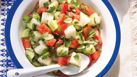 Salată de roşii cu pepene. Se pregăteşte în 15 minute