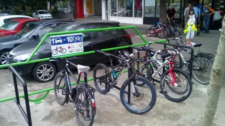 Prima parcare de biciclete ce înlocuieşte un loc de parcare auto, amenajată în Bucureşti