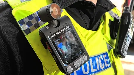 Poliţiştii londonezi poartă asupra lor camere de luat vederi portabile