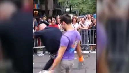 Un poliţist a făcut senzaţie la parada GAY din New York. Omul legii a fost pus pe distracţie VIDEO
