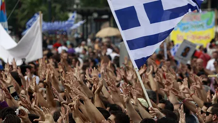 TENSIUNE MAXIMĂ ÎN GRECIA: Mii de persoane protestează lângă Parlamentul elen VIDEO