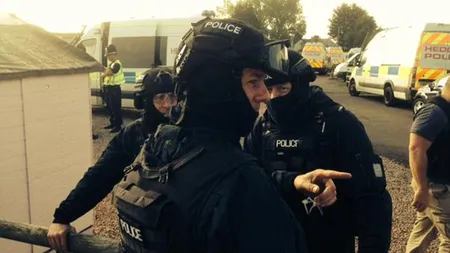 Români exploataţi, eliberaţi într-un raid armat al poliţiei britanice VIDEO