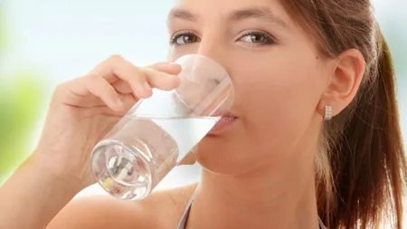 Încearcă băutura minune care te scapă de respiraţia urât mirositoare