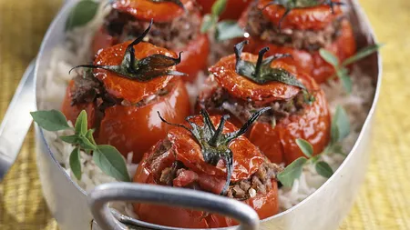 REŢETA ZILEI: Roşii la cuptor umplute cu carne de vită