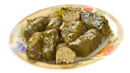 REŢETA ZILEI: Sarmale cu carne de pui în foi de viţă