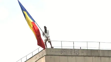 STEGARUL DAC protestează de pe CASA RADIO. Autorităţile încearcă să-l facă să coboare VIDEO