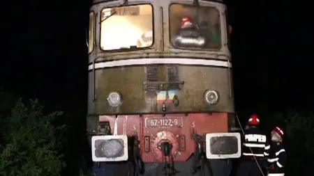 Locomotiva unui tren care transporta 32 de vagoane cu ţiţei a luat foc, în Buzău VIDEO