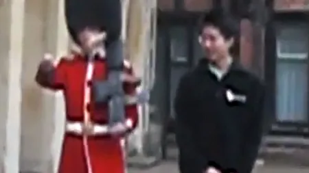 Un turist, ameninţat cu arma de un soldat din garda Reginei Marii Britanii VIDEO