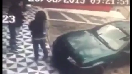 Motivul pentru care nu ar trebui să te aşezi niciodată pe o MAŞINĂ PARCATĂ. Ce a păţit o femeie VIDEO