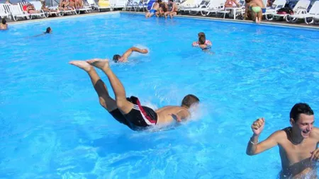 Cum îţi dai seama când prea mulţi oameni au urinat în piscină