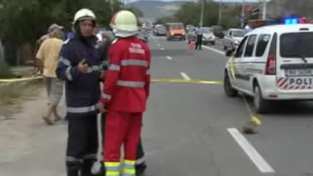 Curse ilegale de maşini în Mehedinţi. Bunic şi nepot, spulberaţi de pe marginea drumului