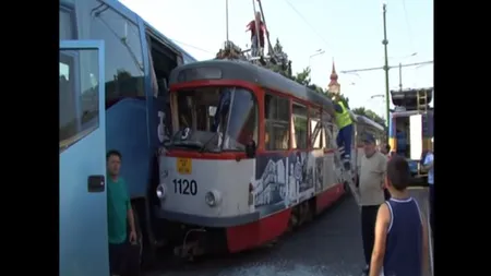 ACCIDENT în Arad. Un autocar a intrat într-un tramvai VIDEO
