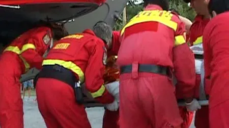 Fetiţă de ZECE ANI, lovită de un AUTOBUZ şi proiectată într-o altă maşină: Are şanse minime să trăiască VIDEO