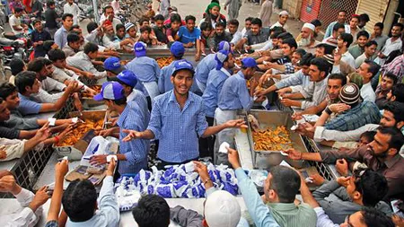 Lumea musulmană se pregăteşte pentru sfârşitul RAMADANULUI