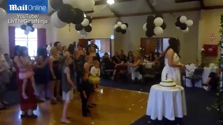 De-a râsu' plânsu': O domnişoară scapă din braţe un copil în încercare de a prins buchetul miresei VIDEO