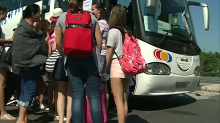 Poliţiştii verifică autocarele care transportă copiii în tabere
