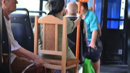 Cum îşi asigură pensionarii un loc confortabil în mijloacele de transport VIDEO