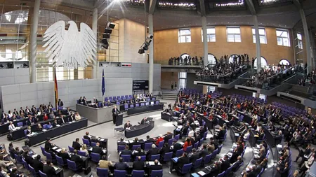 Bundestagul aprobă începerea negocierilor pentru un al treilea program de asistenţă financiară pentru Grecia