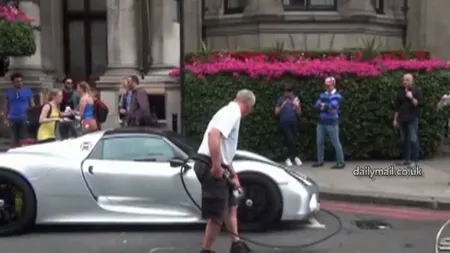 Stradă blocată în centrul Londrei, din cauza unui miliardar care şi-a spălat bolidul de lux VIDEO
