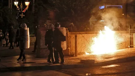Un protest paşnic din Atena, împotriva noului plan de ajutor, s-a sfârşit cu BOMBE incendiare