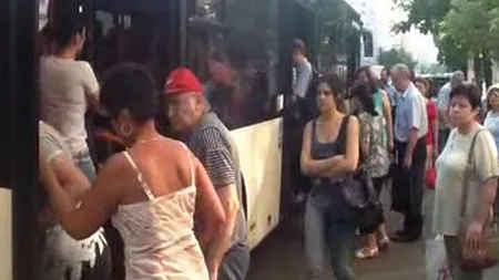 Condiţii inumane de transport cu autobuzele RATB. Călătorii se coc pe caniculă în maşinile defecte VIDEO