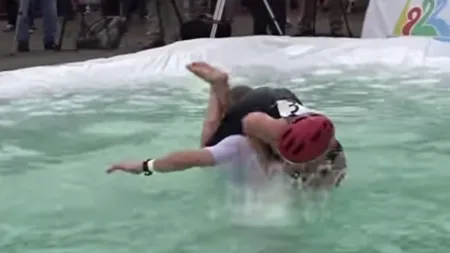 Campionatul Mondial de Cărat Nevasta-n cârcă. Cuplurile s-au întrecut în cele mai grele probe VIDEO