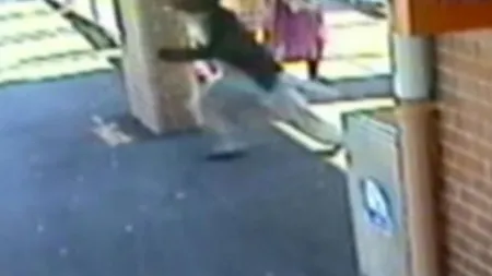 Scene terifiante într-o gară din Sydney: Un cărucior cu un copil a ajuns pe şinele de tren VIDEO