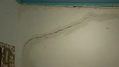 Au revenit cutremurele inexplicabile la Izvoarele. Speriaţi, oamenii se tem de urgia din 2013 VIDEO