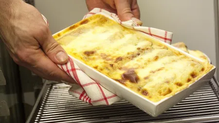 REŢETA ZILEI: Clătite la cuptor cu şuncă şi caşcaval