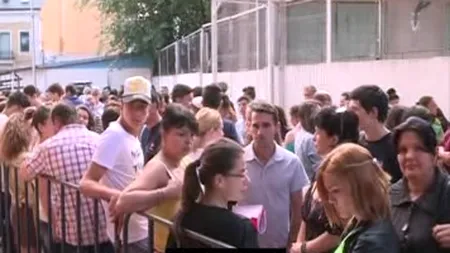 EVALUARE NAŢIONALĂ. Sute de elevi din provincie stau la coadă pentru a se înscrie la liceele din Bucureşti