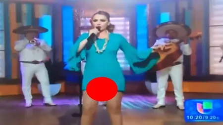 Unei cunoscute artiste i-a căzut absorbantul în timp ce cânta pe scenă. Totul a fost filmat VIDEO