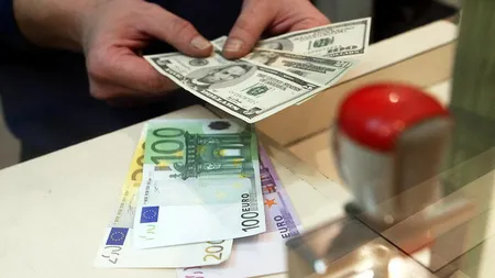 CURSUL VALUTAR: Criza din Grecia umflă euro şi dolarul